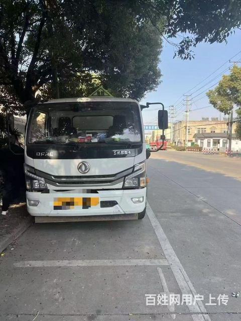 贵州兴义户8吨油罐车急转的图片
