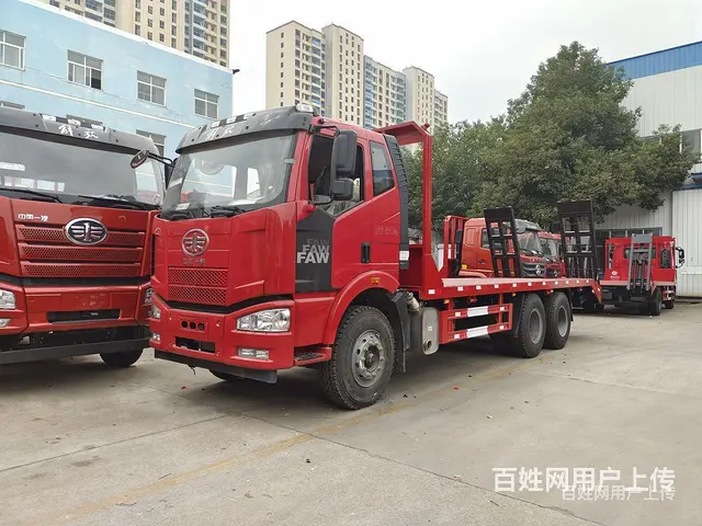 国六解放J6后八轮挖机平板拖车  现车特价的图片