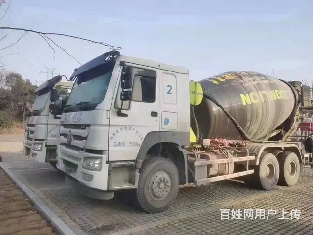 出售二手豪沃搅拌车 大12方后八轮国五中联重科上装的图片