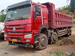 出售19年国5排放豪沃重型前四后八自卸车，车厢8米
