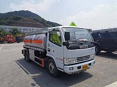 国五5吨加油车东风牌小多利卡5吨油罐车运油车