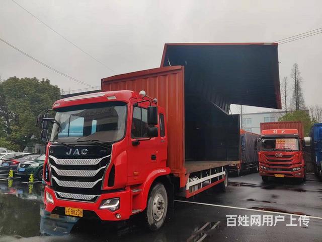 19年6月江淮8.6米厢式货车的图片