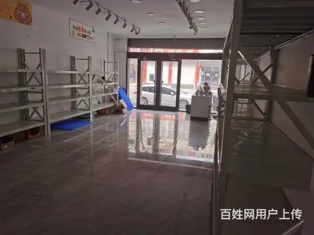 贸易街中段商铺的图片