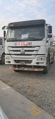后八轮二手豪沃搅拌车 大14方 国五 中通上装