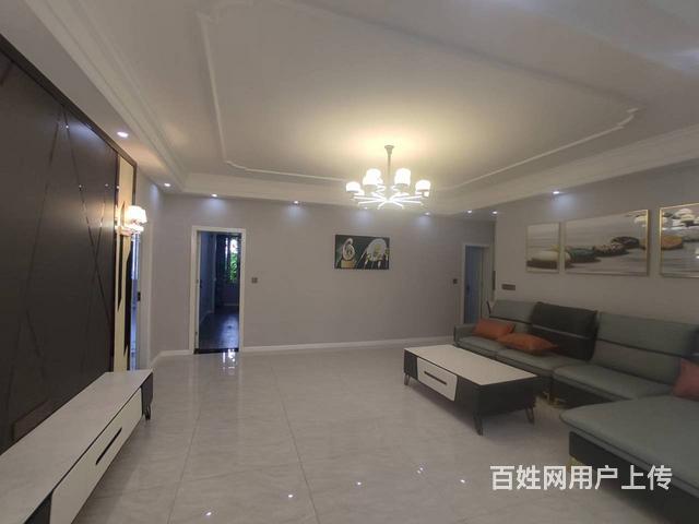 火车站铁荣路单位房2楼大四室双 普通住宅 精装修
