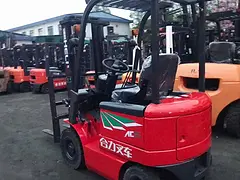二手小型电瓶叉车，进口三支点冷库电动叉车，二手叉车