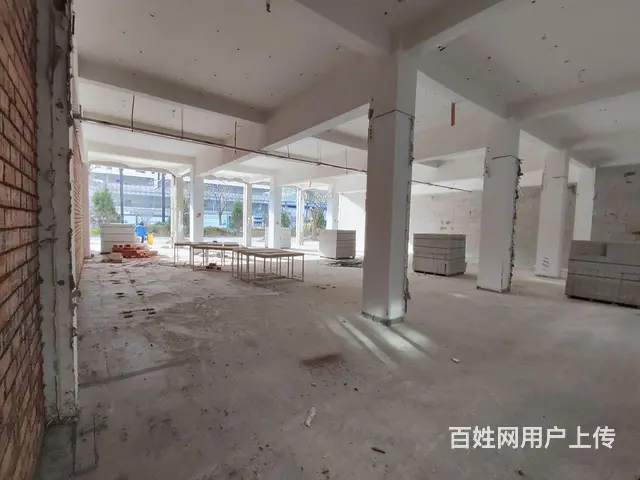 该商铺位于地铁口附近，面临街道，来往人流量多。 - 图片 4