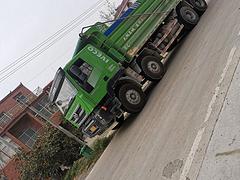 正干活的自卸车
