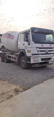 出售18年二手豪沃搅拌车 大14方 后八轮亚特上装
