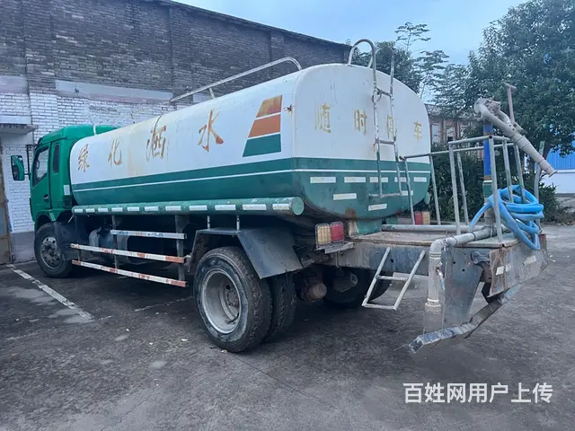 洒水车带雾炮的图片