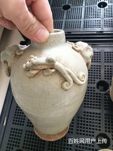 两个老瓷器，一个浅蓝色的瓶子，一个鹅样式的东西，鹅 - 图片 4