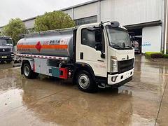 急售豪沃满载五吨不超载油罐车