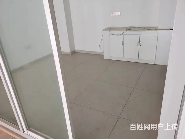 中亚商贸二楼100平米办公室出租 - 图片 1