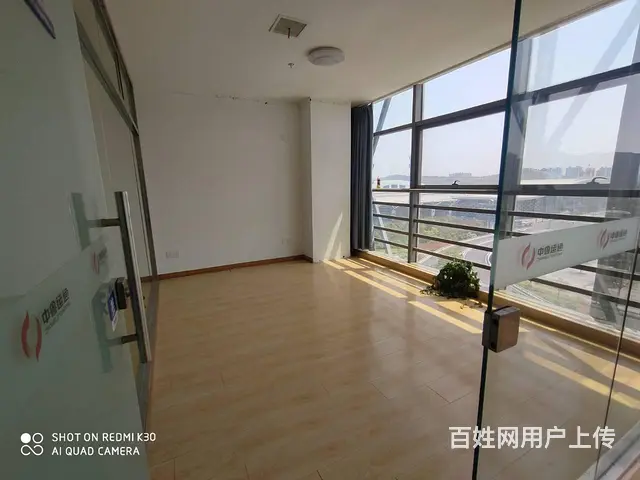 高铁站旁100平高层南向带玻璃隔断出租 - 图片 5