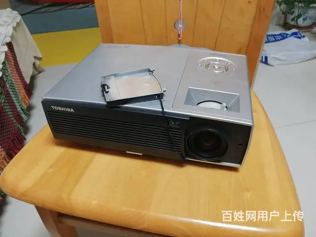 两台投影仪原机，没有维修过，八层新，低价出售。 - 图片 1