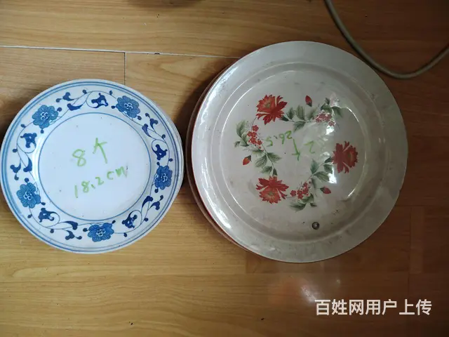 一堆陶瓷盘子 - 图片 1