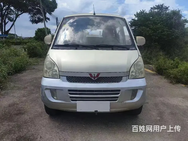 五菱荣光面包车7座 - 图片 1