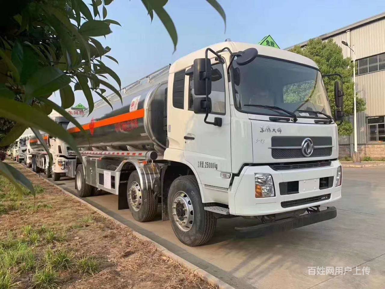 转让16吨东风天锦小三轴铝合金油罐车包上路支持分期