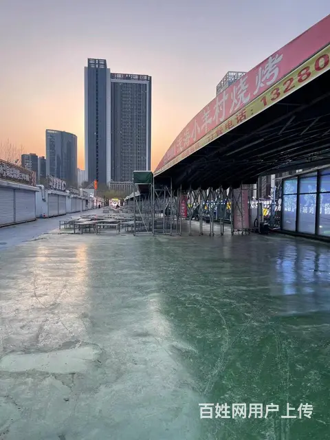 张店区浅海美食广场烧烤店整体出 - 图片 2
