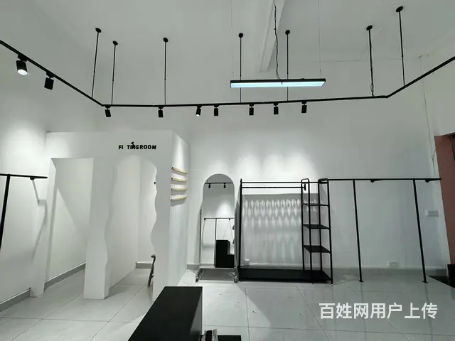 店铺位于兴义安龙县栖凤街道办事处市府大道60号服装店转让 - 图片 3