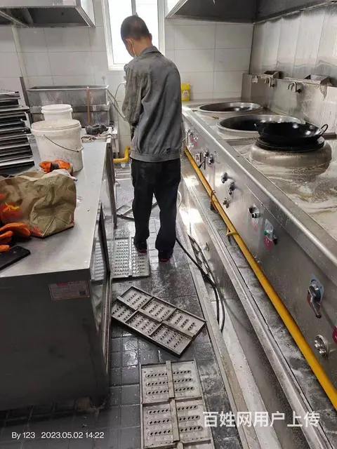 昆山花桥饭店排风机油烟管道清洗 - 图片 1