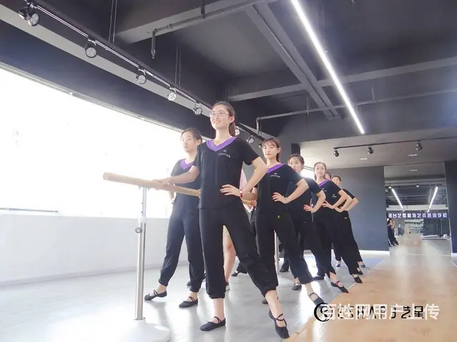 暑假形体礼仪培训丨八月开课 - 图片 1