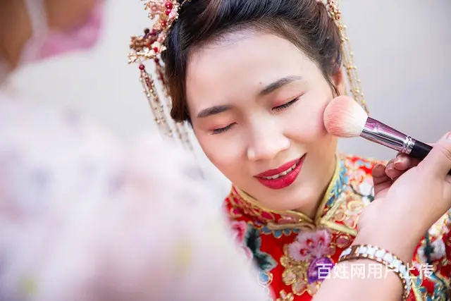 昆明结婚早上秀禾服，下午白色婚纱户外婚礼化妆 - 图片 4