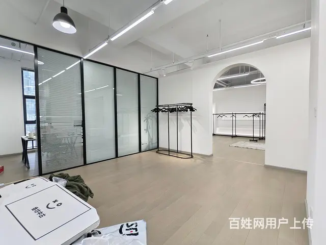 地铁口 实拍 简约白色系 服装展厅 设计 直播 电商办公 - 图片 2