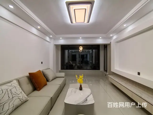 珠江路，四中蓝海城车库上一楼92平，精装修56万 - 图片 1