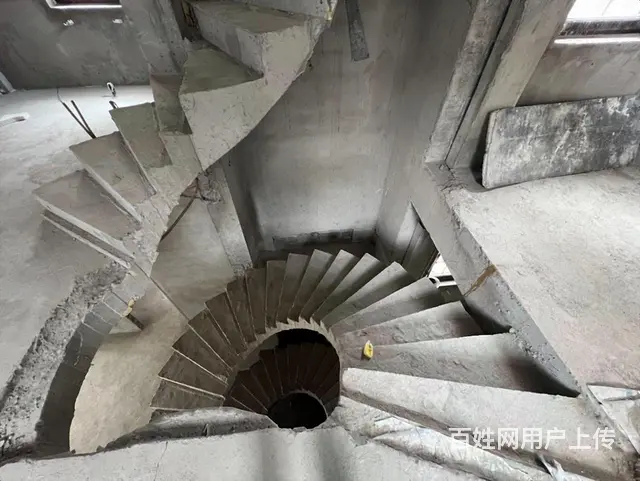 溪岸艺墅 土建地暖窗户已更换 780平 车库三台位 - 图片 1