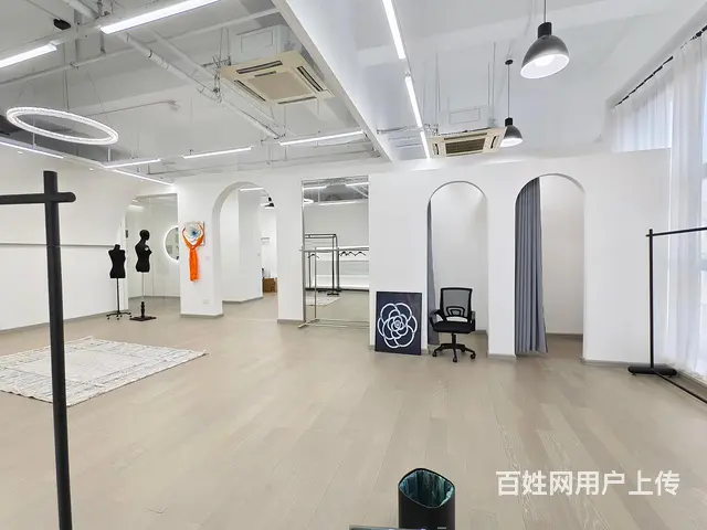 地铁口 实拍 简约白色系 服装展厅 设计 直播 电商办公 - 图片 8