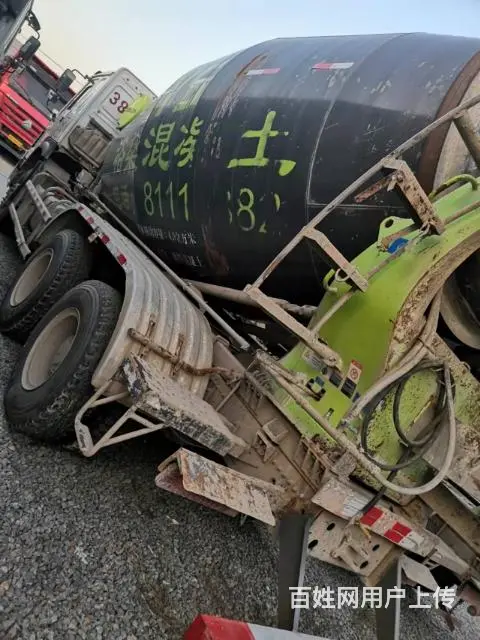 18年豪沃混泥土搅拌罐340马力，12方后八轮 - 图片 3
