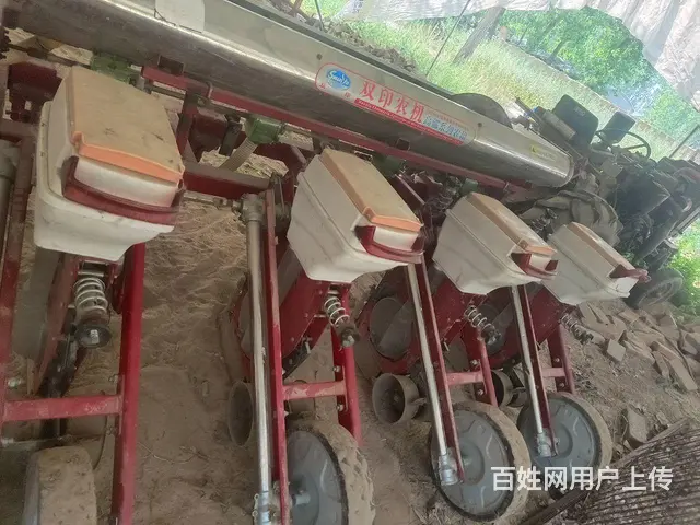 使用几十亩地的四行玉米播种机 - 图片 1