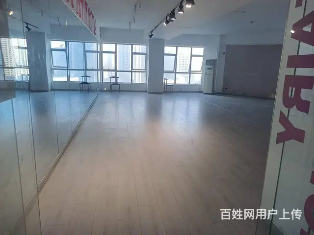 五一广场五一新干线110平工作室 - 图片 1