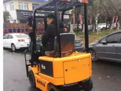 2吨电动堆高叉车-4米仓储电动叉车-免费送货