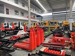程力勾臂垃圾车 大运蓝牌7方钩臂垃圾车建筑垃圾清运