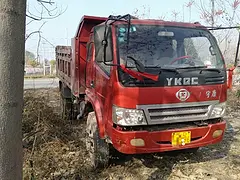 六轮自卸车。4m的车厢，90的轮胎。