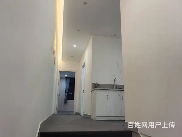 小区出入口旺铺，适合多种业态，原是美容养生店，周边人流量大。 - 图片 3