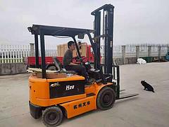 个人杭叉2吨二手电动叉车，4米堆高交流电瓶叉车