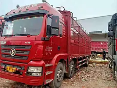 国五德龙X3前四后四高栏车240马力9米6货厢