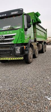 精品二手红岩杰狮自卸车 6.8米大箱 后八轮国五