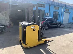 小松1吨站立式电动叉车，升高4.5米仓储专用二手叉车