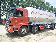 散装饲料运输车特价出售养猪场鸡场专用拉饲料车包送