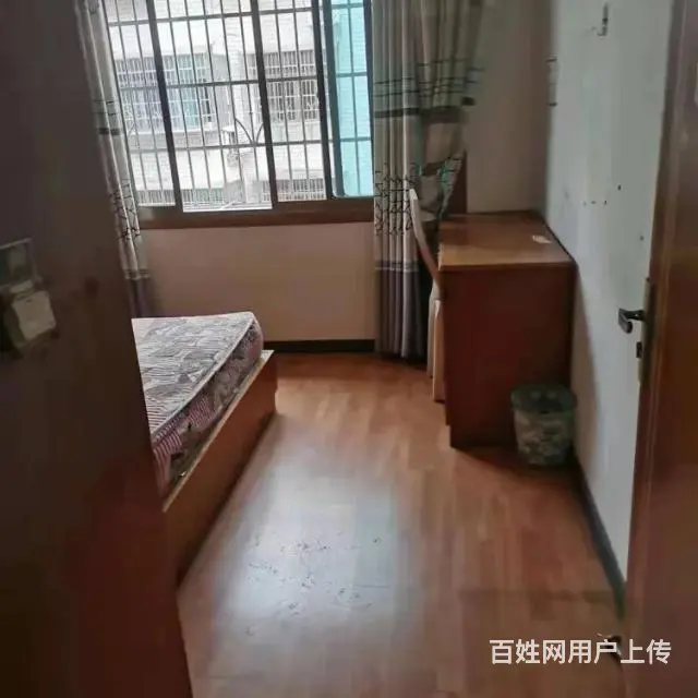 广场旁，4房2厅2卫，楼层4楼 - 图片 4