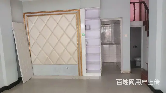房东店铺出租，临近幼儿园小学，位于两小区十字路口 - 图片