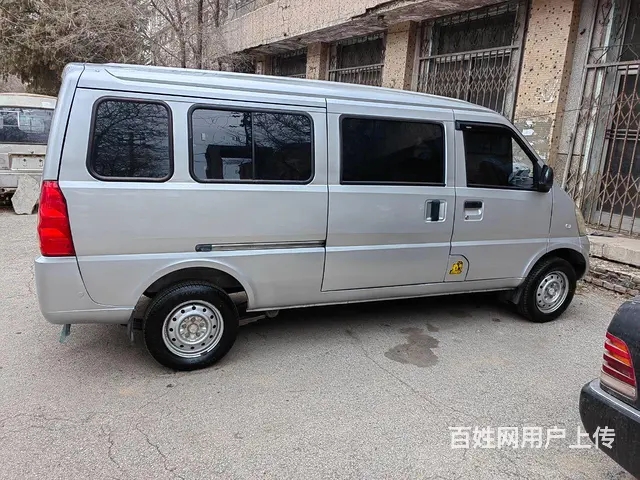 五菱荣光加长七座1.5机器 - 图片 2