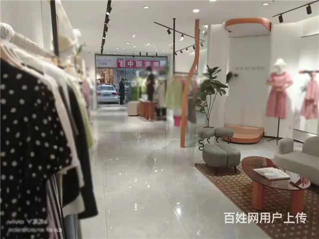 【同城搜铺网免费找店】塞维利亚步行街205平服装店转让 - 图片 1