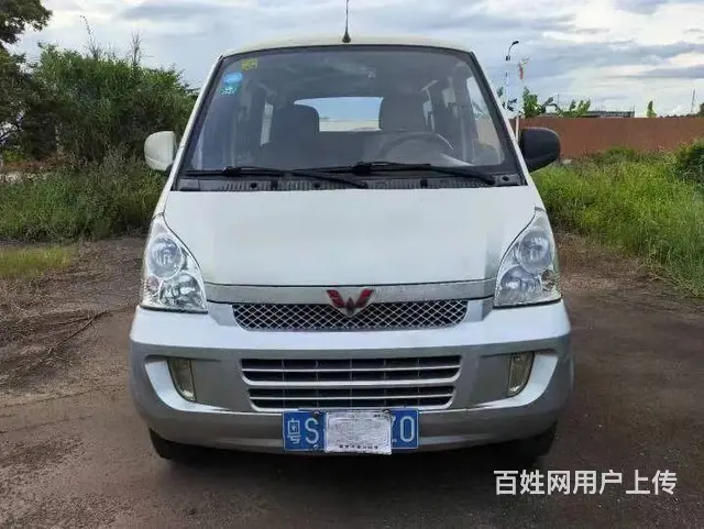 五菱荣光面包车7座 - 图片 1