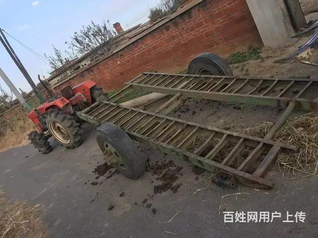 水稻收割机拖车 - 图片