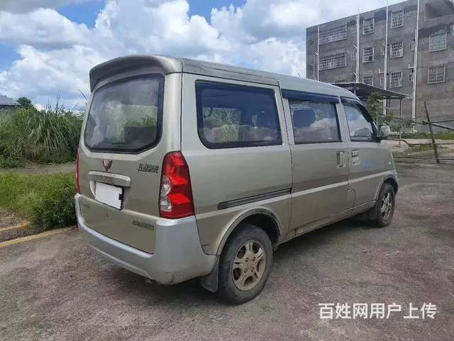 五菱荣光面包车7座 - 图片 5
